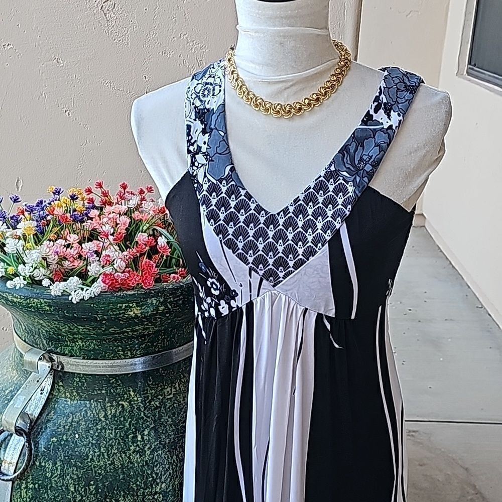 Black and white vertical neck lace back maxi dress size large
